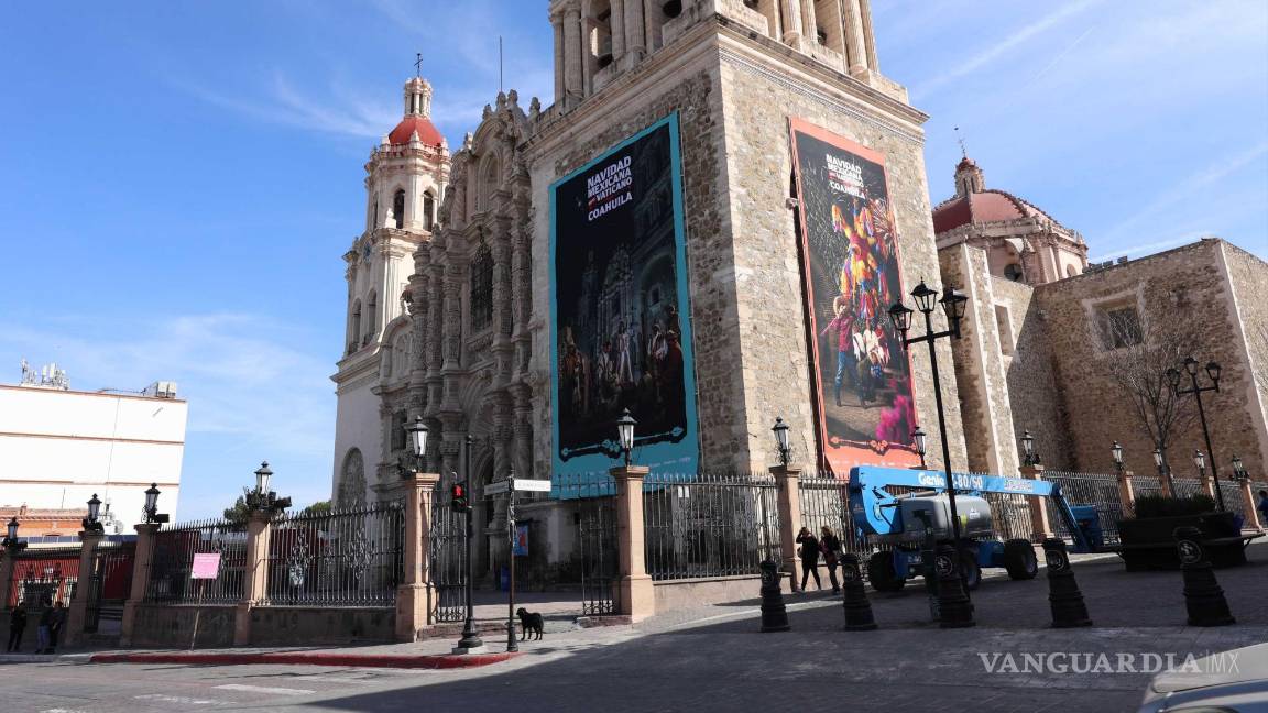 $!La Catedral de Santiago en Saltillo luce las lonas publicitarias, parte de la promoción de la reciente visita al Vaticano por parte del gobierno estatal.