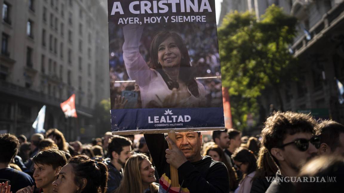 $!Los partidarios de la vicepresidenta argentina Cristina Fernández se reúnen en la Plaza de Mayo.