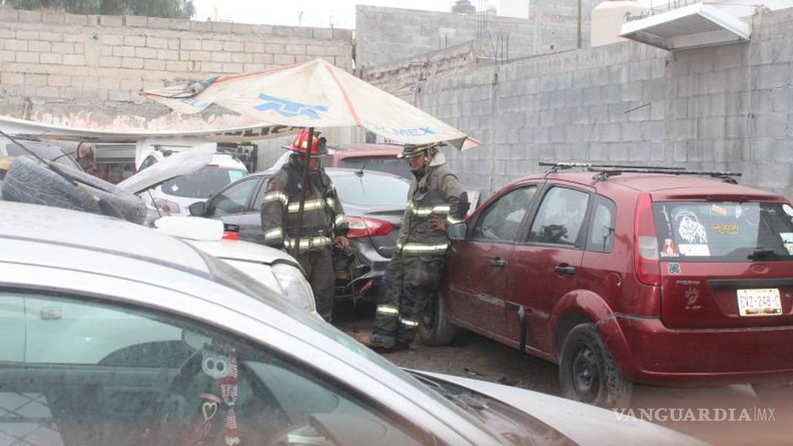 $!El incendio inició tras un corto causado por cableado irregular expuesto a la lluvia, según el reporte de Protección Civil.