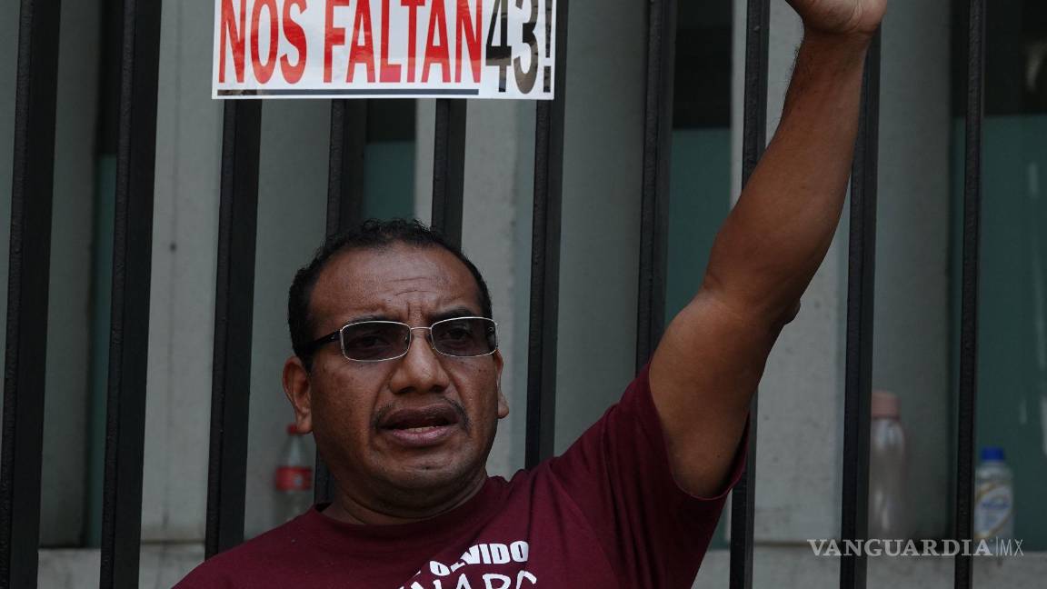 $!Vidulfo Rosales, abogado de los padres de los 43 normalistas de Ayotzinapa, durante mitin a las afueras del Senado de la República, sin ser recibidos por parte de la Junta de Coordinación Política.