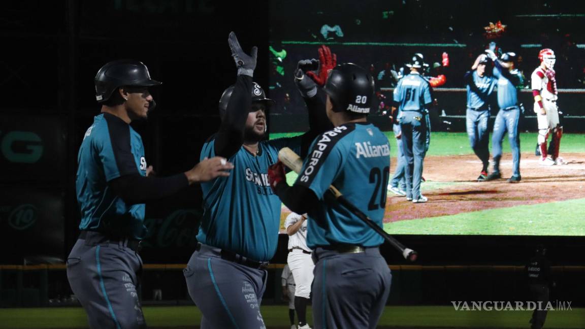 $!Jugadores de Saraperos celebrando la victoria de su equipo ante los laguneros.