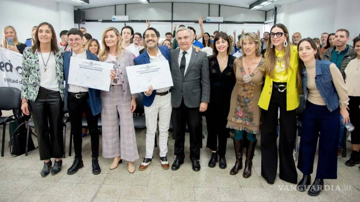 Profesore y abogade; Universidad de Argentina entrega los primeros titulos ‘no binarios’
