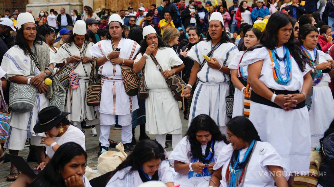 $!Indígenas arahuacos esperan el inicio de la ceremonia de juramentación del nuevo presidente Gustavo Peto en la plaza de Bolívar en Bogotá, Colombia.