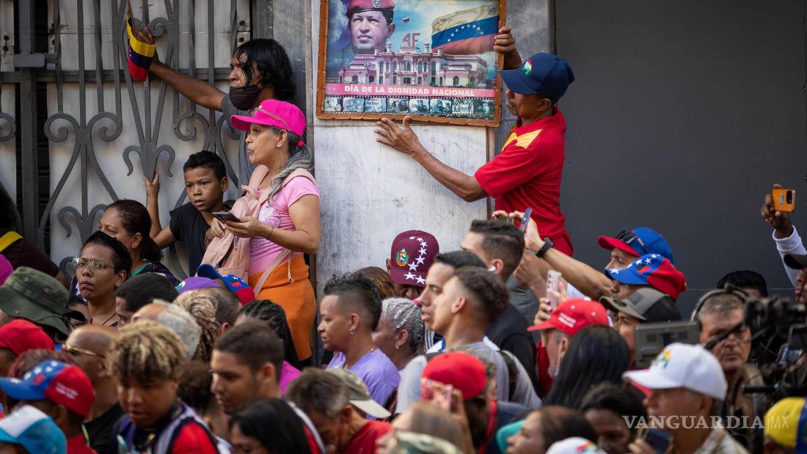 $!Un hombre sostiene un cuadro con la imagen del expresidente fallecido Hugo Chávez en Caracas, Venezuela.