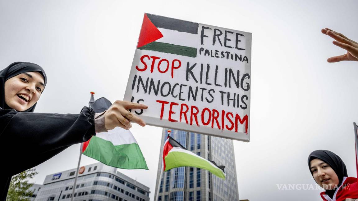 $!La gente se manifiesta para expresar su apoyo al pueblo palestino en Rotterdam, Países Bajos.