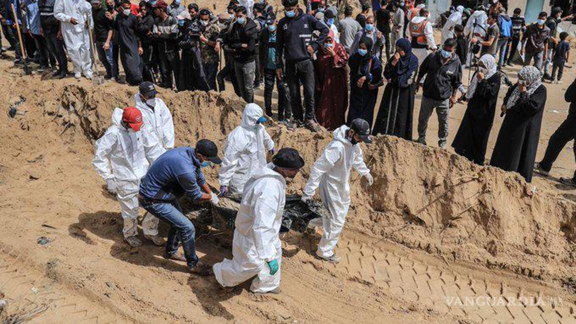 $!Exhuman fosas comunes en Gaza y encuentran más de 300 cuerpos, algunos con las manos atadas