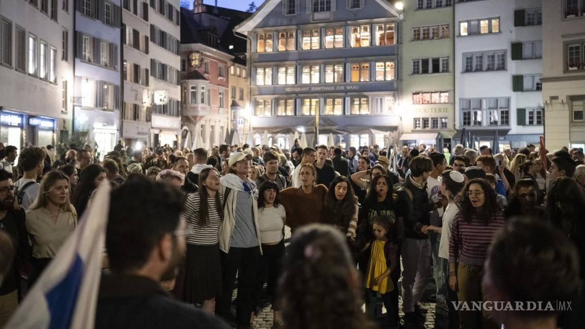 $!La gente asiste a una manifestación aprobada en memoria de las víctimas del ataque de Hamás contra civiles en Israel, en Zurich, Suiza.