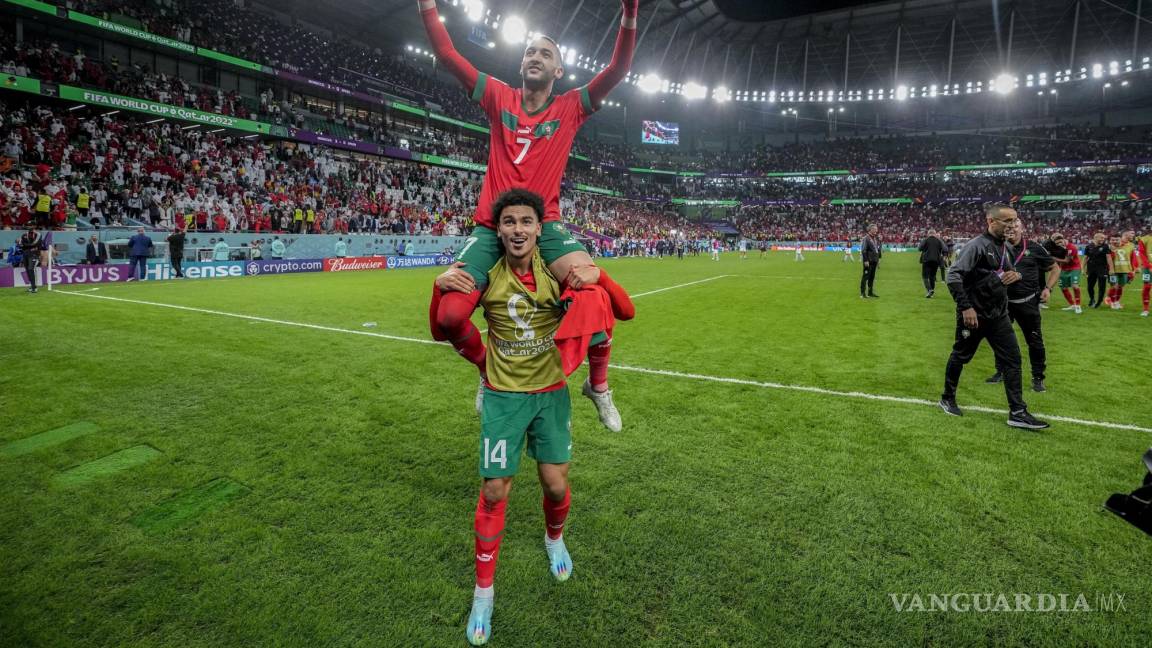 $!El marroquí Hakim Ziyech (encima) celebra con su compañero Zakaria Aboukhlal tras la victoria ante España.