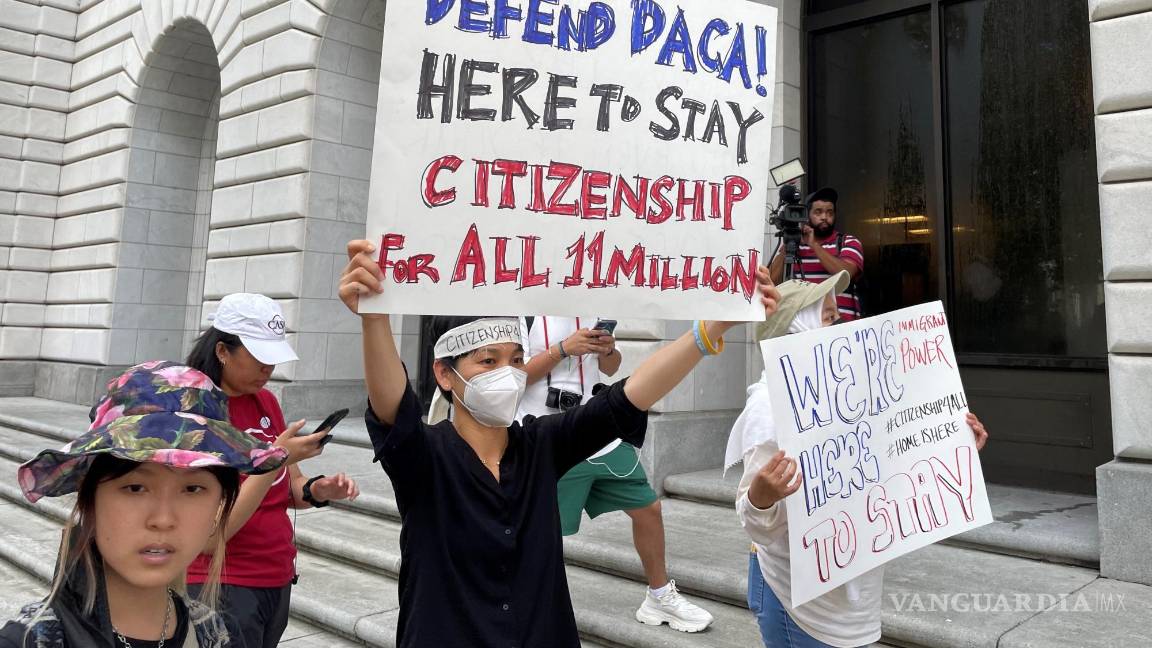 $!Manifestantes sostienen carteles afuera de la Corte de Apelaciones federal del 5to Circuito en Nueva Orleans.