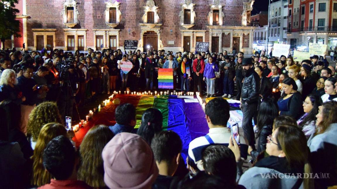 $!Cientos de personas se concentraron frente al Palacio de Gobierno de Aguascalientes para exigir justicia por el asesinato de Jesús Ociel Baena Saucedo.