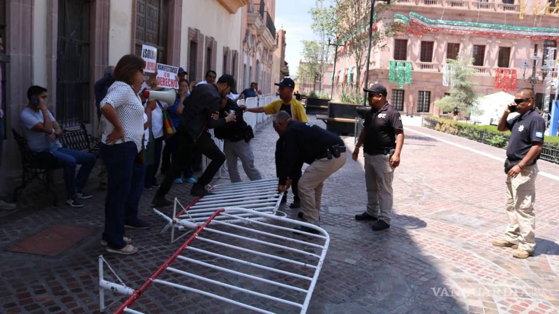 Reportan detención del activista Jona Palacios; maestros piden liberación de Plaza de Armas en Saltillo