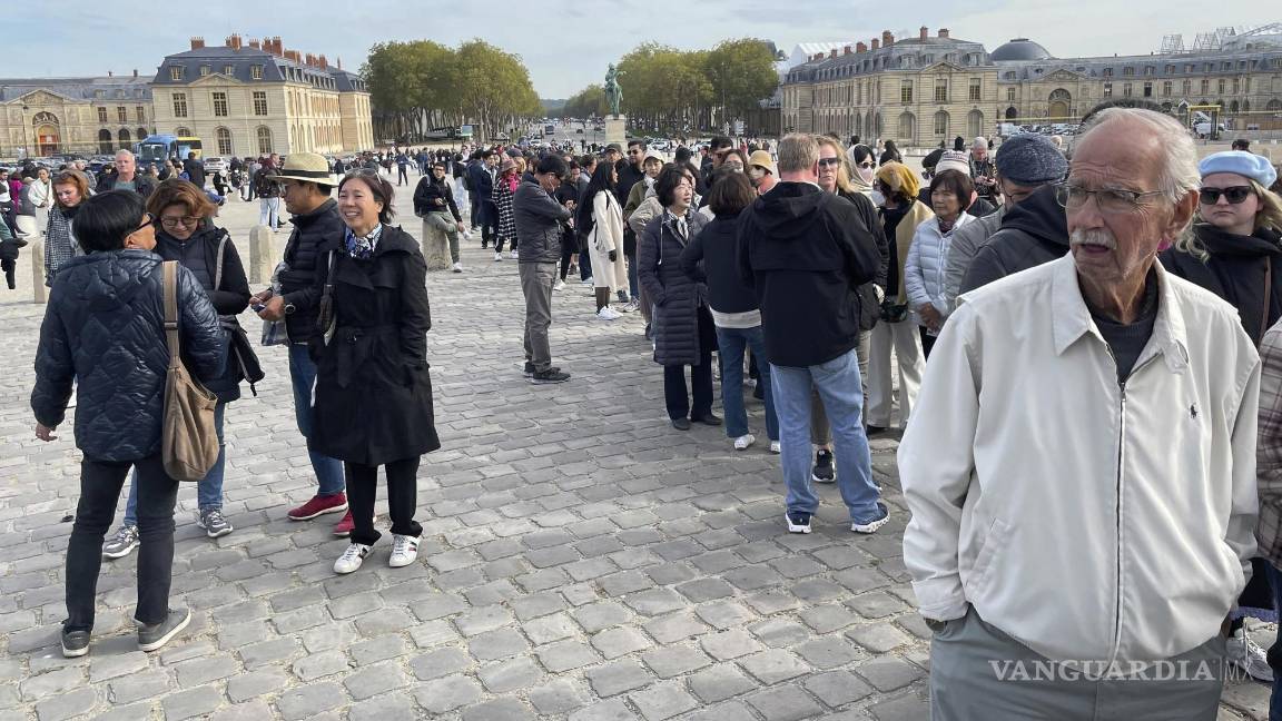 $!Turistas fueron evacuados del Palacio de Versalles el martes 17 de octubre de 2023 en Versalles, Francia.
