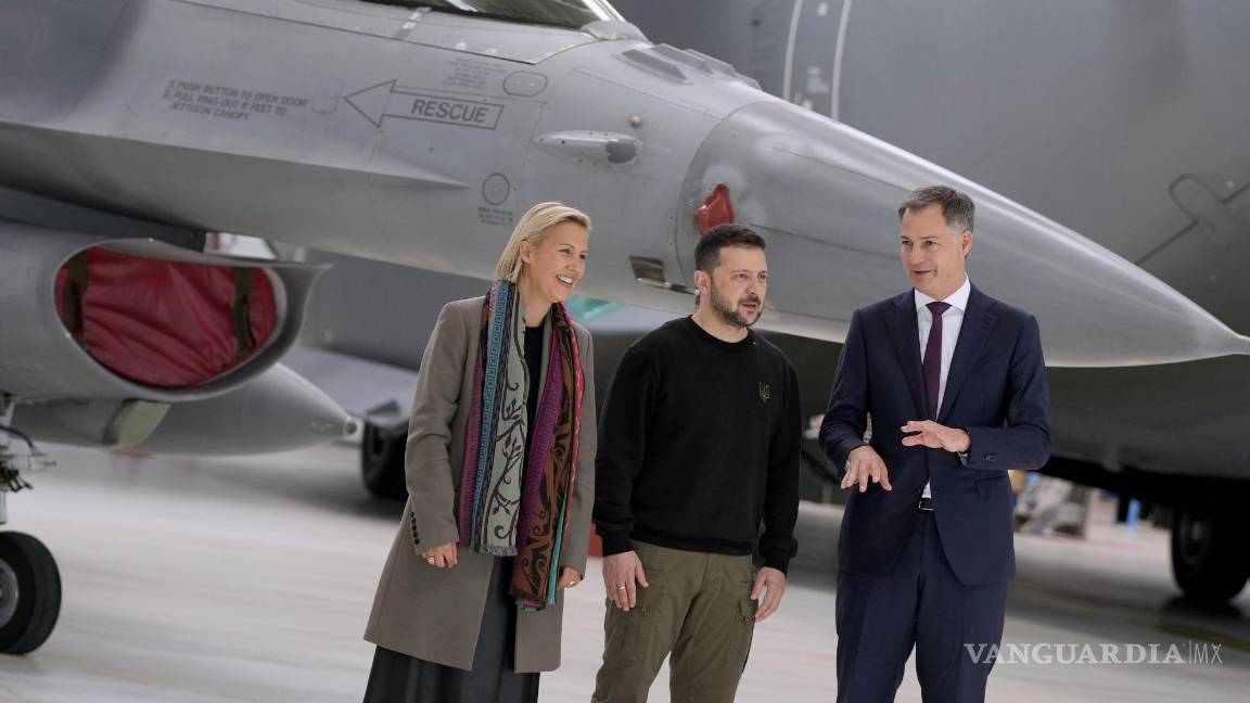 $!El primer ministro belga, Alexander De Croo (d) y el presidente de Ucrania, Volodímir Zelenski, frente a un F-16 en Melsbroek en Bruselas.
