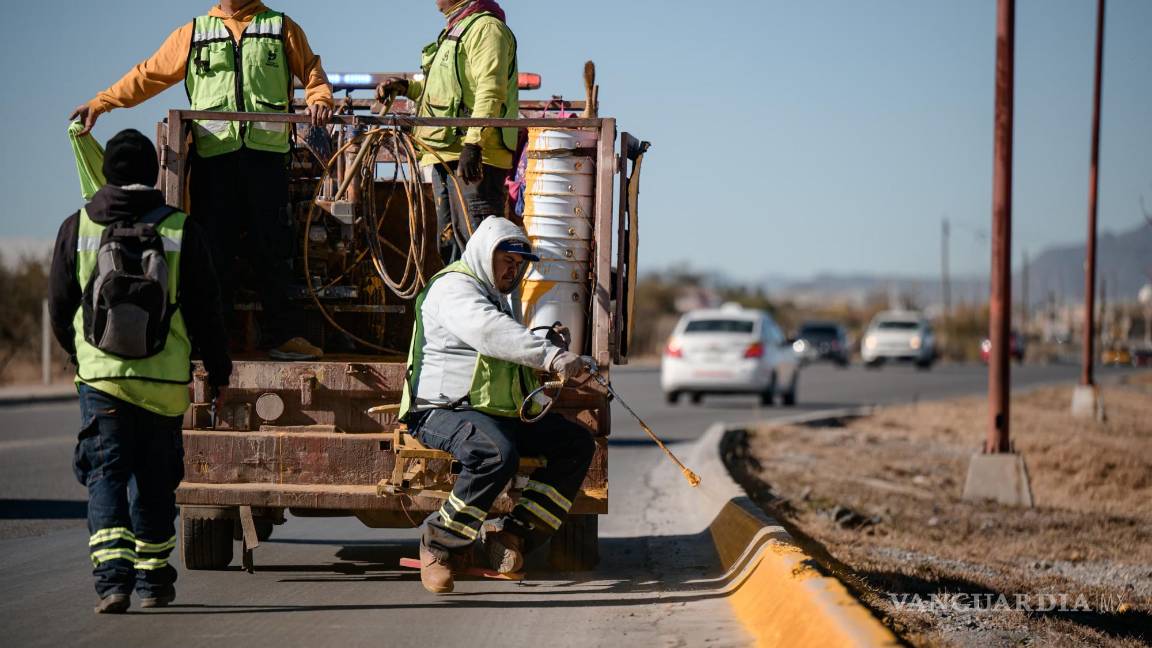 $!Las labores incluyen la colocación de pintura amarilla en las cunetas.