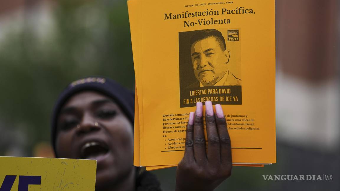 $!Una persona protesta contra el despliegue de la Guardia Nacional en Los Ángeles y la detención de David Huerta cerca del Independence Hall en Filadelfia.