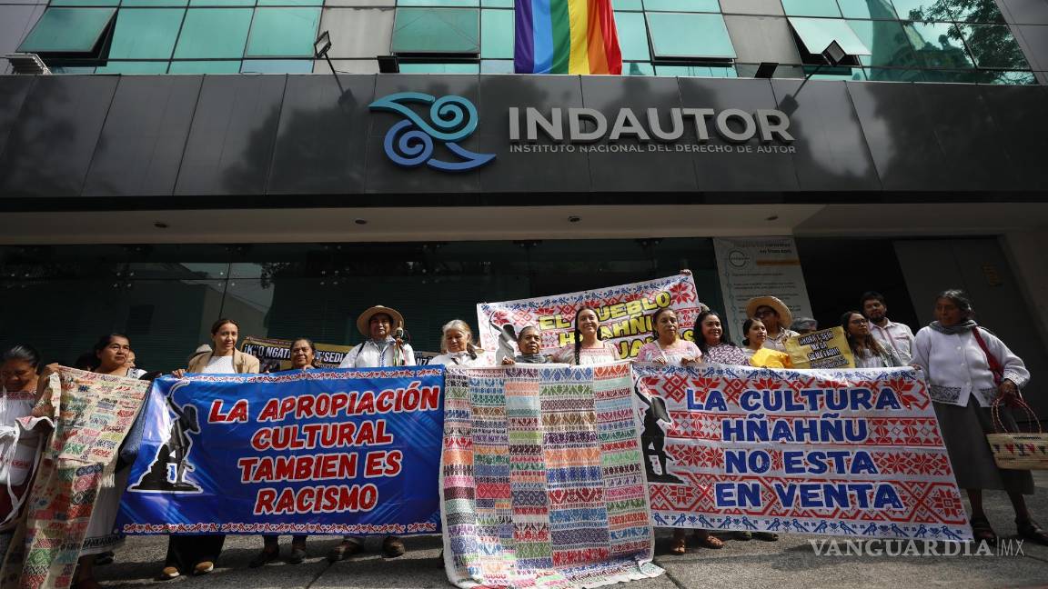 Exigen indígenas mexicanas disculpas públicas por ‘apropiación indebida’ de sus su iconografía y artesanías