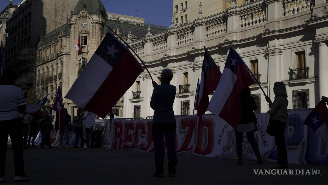 Reprimen a estudiantes con gases lacrimógenos y camiones con mangueras de agua en Chile