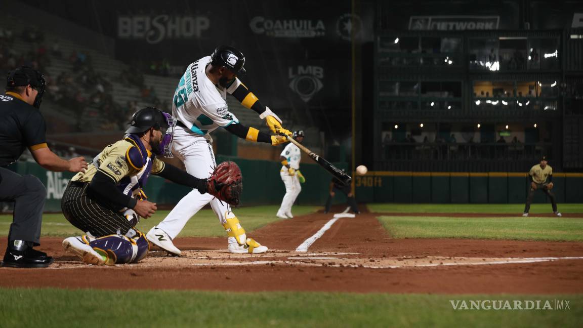 $!Cristian Santana impulsó la segunda carrera del juego con un imparable al jardín derecho en la primera entrada.
