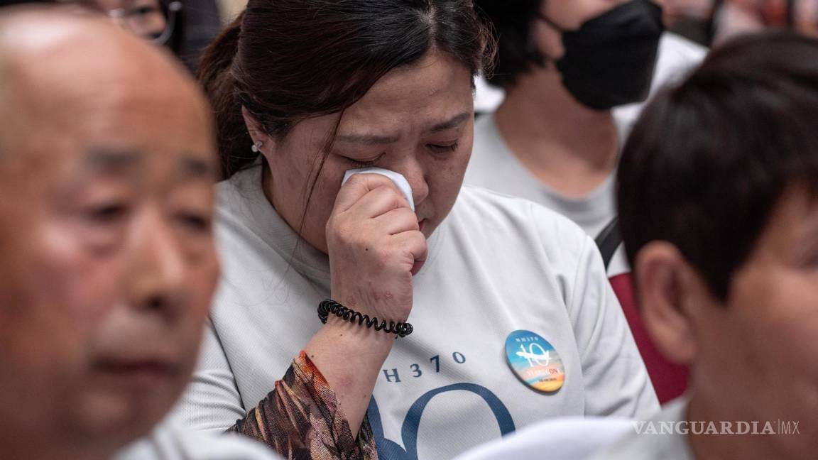 $!Un familiar de los pasajeros y la tripulación a bordo del vuelo MH370 desaparecido de Malaysia Airlines en un evento por el décimo aniversario de su desaparición.