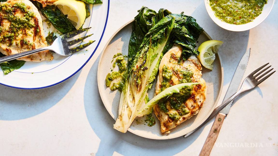 Receta de pollo a la parrilla con chimichurri de cebollino carbonizado