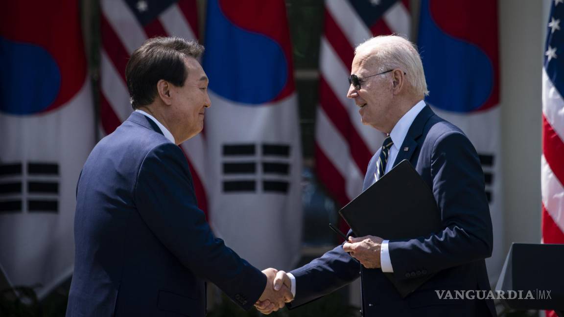 $!El presidente de los Estados Unidos, Joe Biden, y el presidente de Corea del Sur, Yoon Suk Yeol, se dan en el jardín de rosas de la Casa Blanca en Washington.