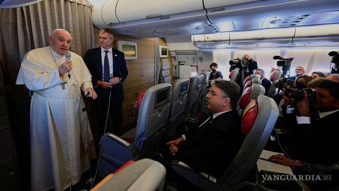$!A bordo del avión papal, Francisco dijo a los periodistas que se trataba de un “viaje penitencial”.