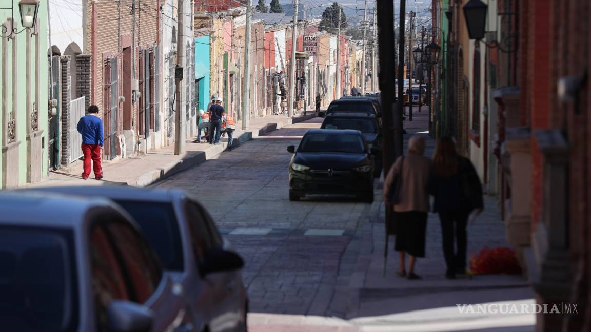 $!Jackie Campbell, vecina de la calle General Cepeda, destacó los problemas de movilidad derivados de la remodelación, mencionando la dificultad para estacionarse y acceder a las banquetas debido a la obra.