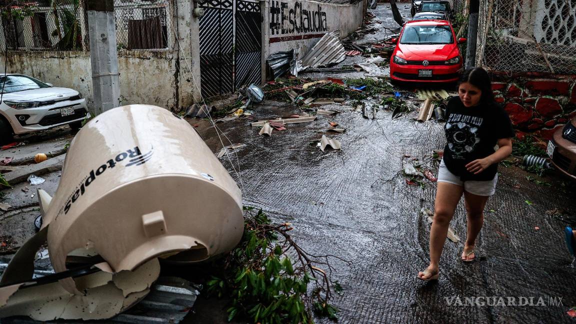 $!Una joven camina por una calle afectada por el paso del huracán Otis en el balneario de Acapulco, en el estado de Guerrero, México.
