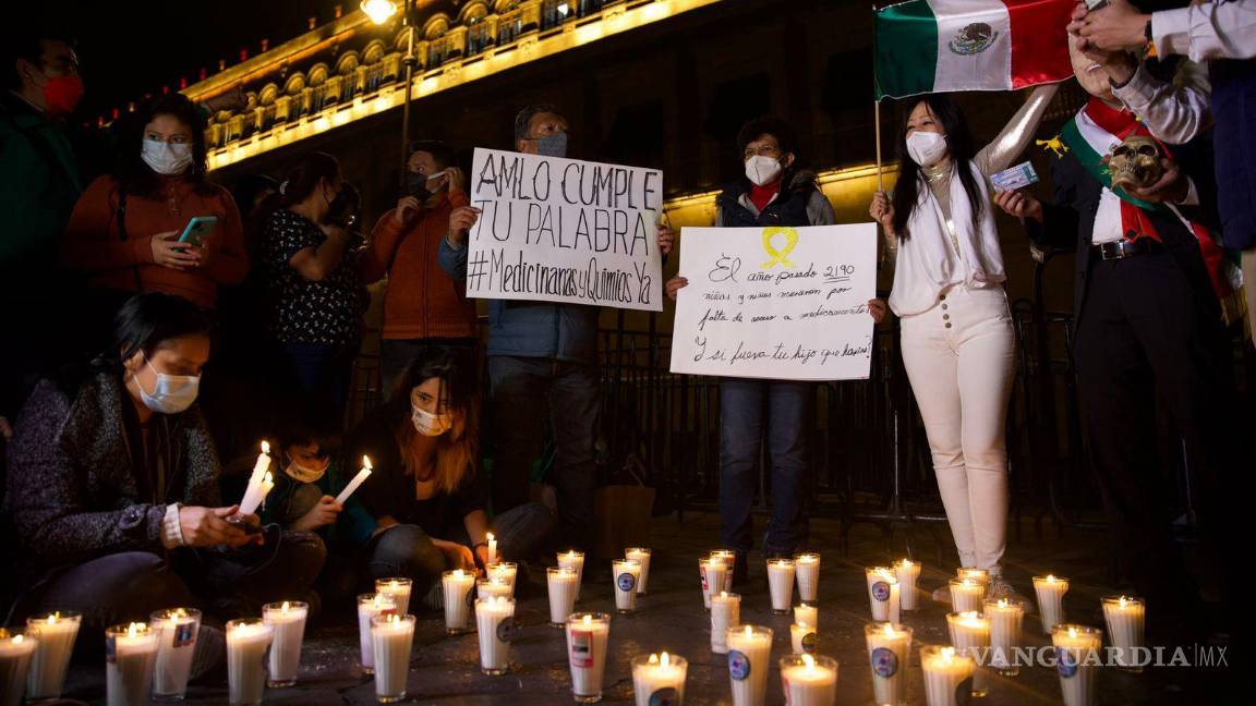 $!Padres de niños con cáncer se manifestaron frente a Palacio Nacional para exigir el abasto oportuno de medicamentos.