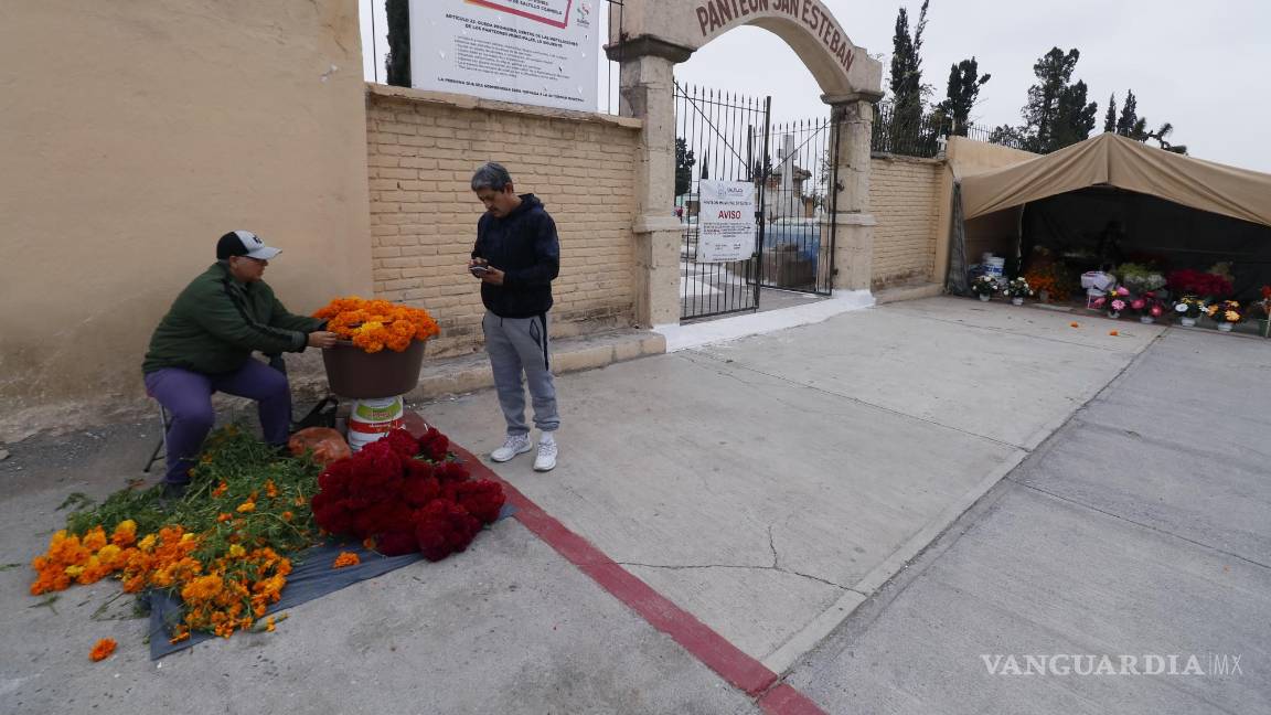 $!Un reducido número de saltillenses acudió a los panteones este martes.