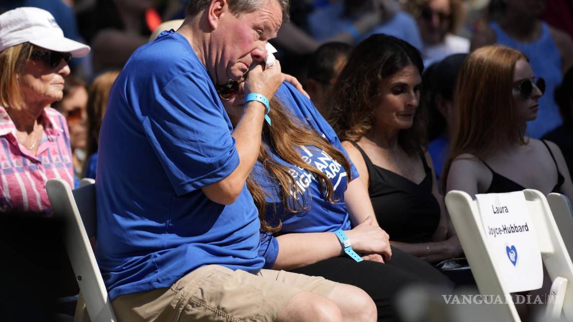 $!Una persona se limpia las lágrimas en una ceremonia de recuerdo en Highland Park, Illinois.