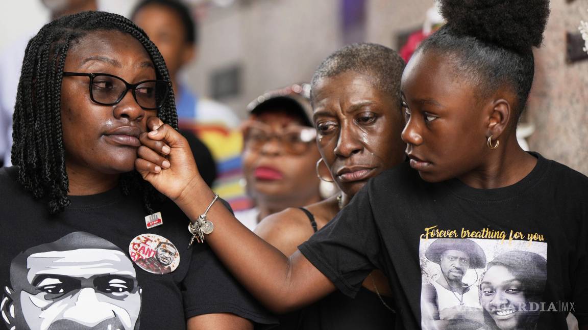 $!Familiares de George Floyd Bianca Williams (i), Zsa Zsa Floyd (c) y Arianna Williams (d) en el aniversario de la muerte de Floyd.
