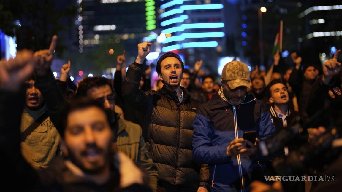 $!Protesta contra un ataque con drones israelíes contra un buque que transportaba ayuda a Gaza en aguas internacionales frente a Malta, frente al consulado israelí en Estambul.