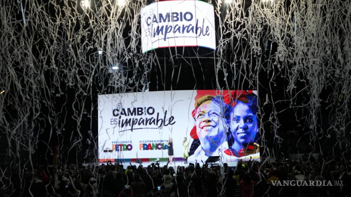 $!Explosión de confeti sobre una pantalla que muestra fotos del candidato presidencial Gustavo Petro (i), y su compañera de fórmula Francia Márquez.