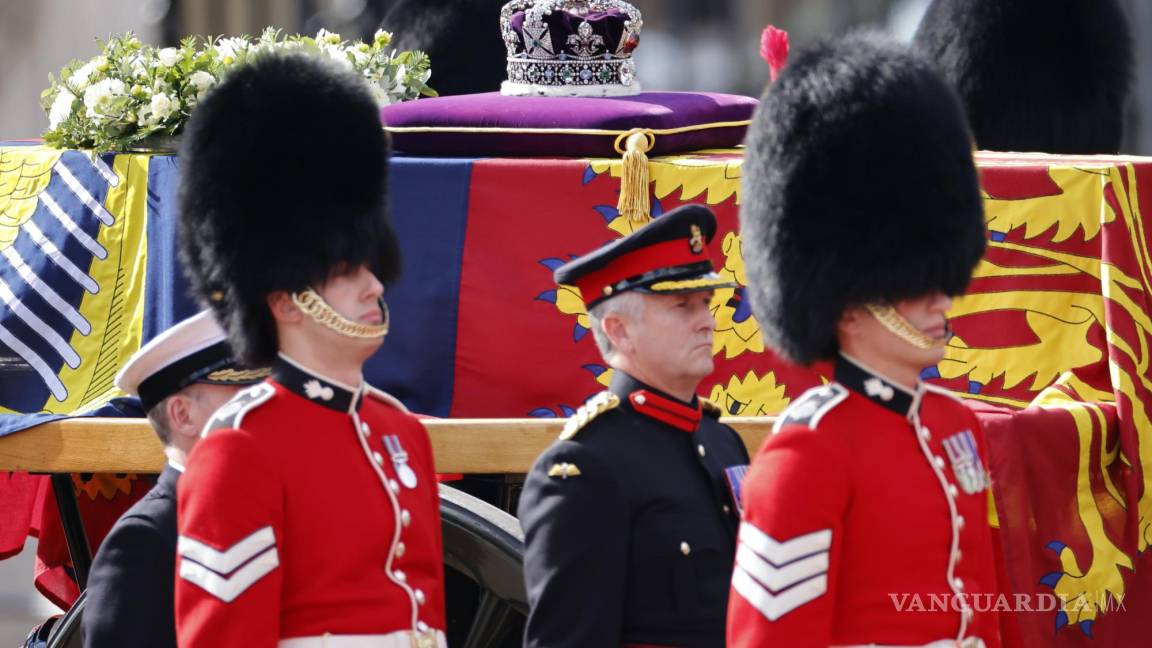 $!El ataúd que contiene el cuerpo de la Reina Isabel II de Gran Bretaña, envuelto en el estandarte real con la Corona del Estado Imperial en la parte superior.