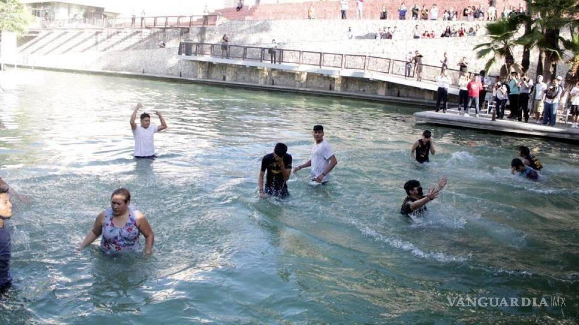 Regios exigen agua con baño masivo en el Paseo Santa Lucía de Monterrey
