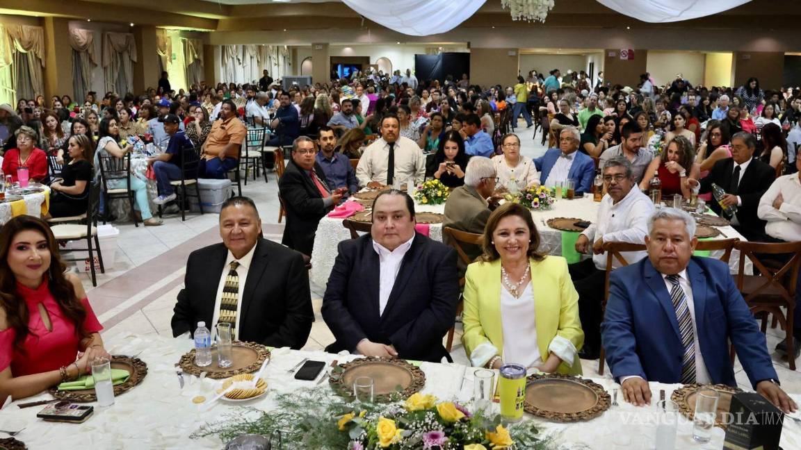 $!Las y los docentes fueron celebrados en compañía de la alcaldesa de Sabinas.