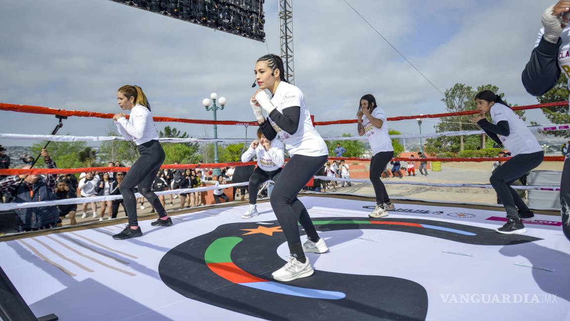 $!Más de 2 mil personas participaron en la clase de boxeo en Saltillo, dirigida por la boxeadora Mónica Trejo, durante un evento de unidad nacional.