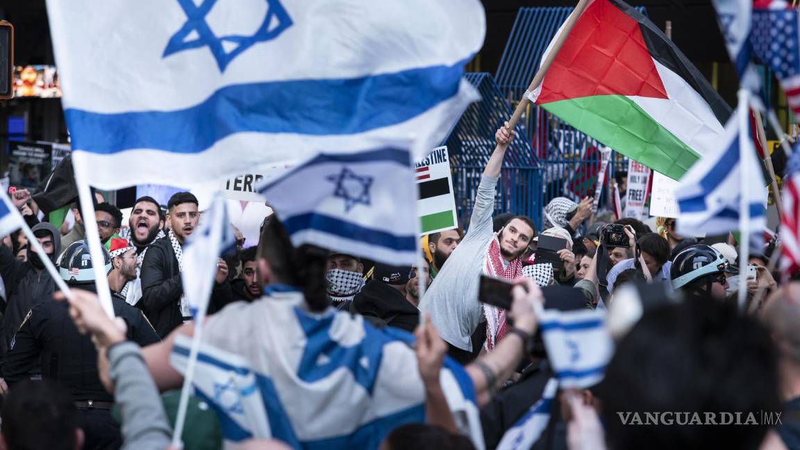 $!Una manifestación en apoyo de Palestina se enfrentan a una manifestación al otro lado de la calle en apoyo a Israel, cerca de Times Square en Nueva York.