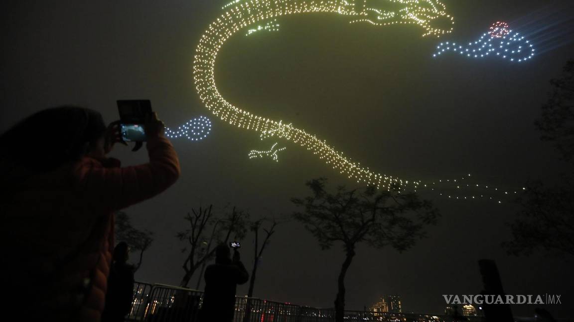 $!Los drones iluminan el cielo durante un espectáculo de luces con drones en la víspera del Año Nuevo Lunar en Hanoi, Vietnam.