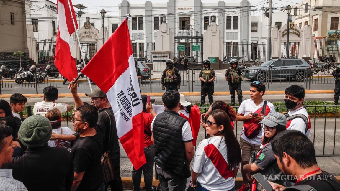 $!Manifestantes permanecen a las afueras de la Prefectura donde se encuentra el presidente Pedro Castillo, en Lima, Perú.