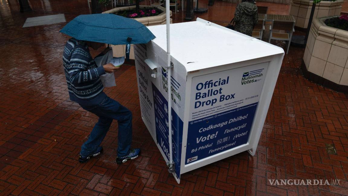 $!Una persona deja su boleta en un buzón electoral en Pioneer Square durante la votación primaria, el martes 21 de mayo de 2024, en Portland, Oregon.