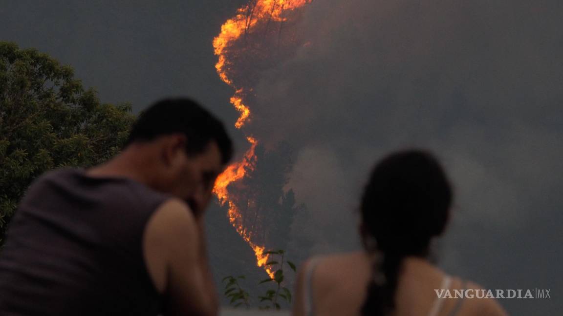 $!Imagen de las llamas que atraviesan los montes de Quiroga y Pobra de Brollón, en Lugo, España.