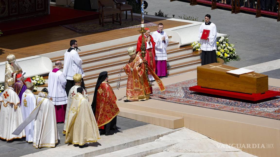 $!El féretro del difunto Papa Francisco durante la ceremonia fúnebre del pontífice en la Plaza de San Pedro de la Ciudad del Vaticano.