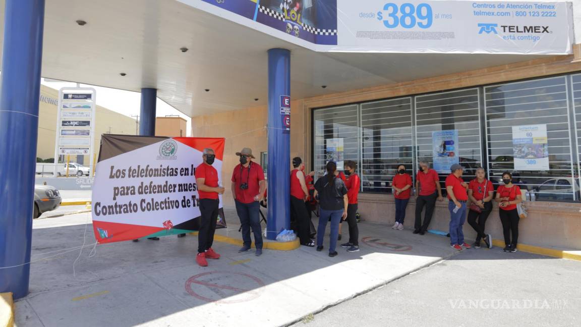 $!Trabajadores del sindicato de Telmex colocaron banderas rojinegras.