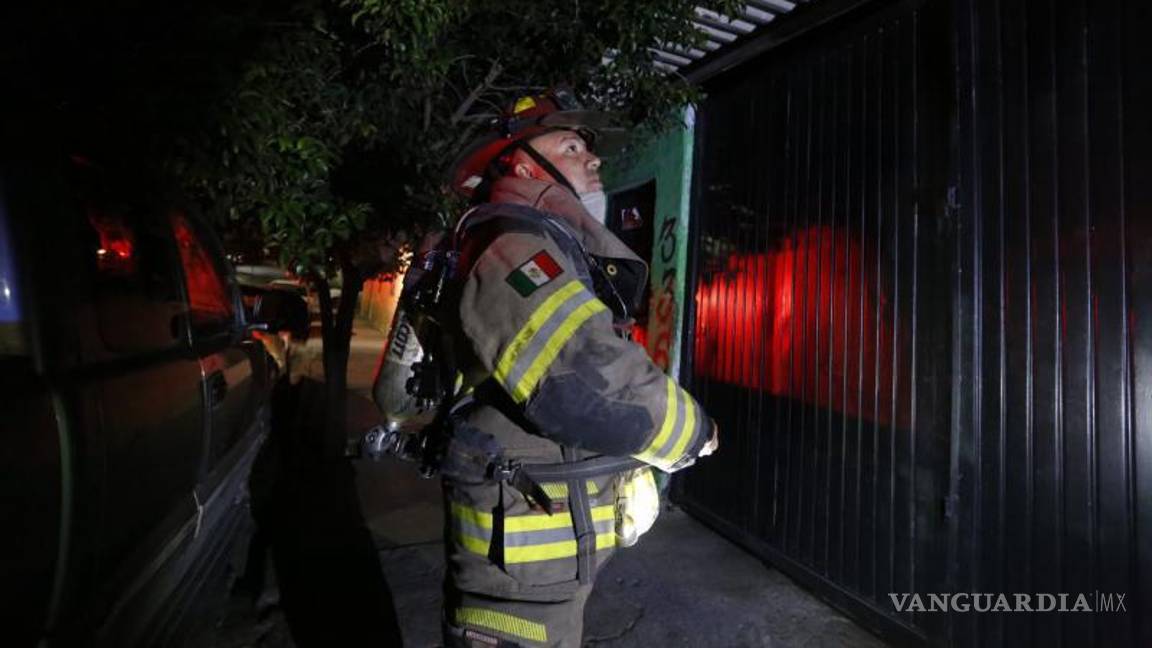$!Usando una escalera, subieron al techo con la manguera para extinguir el fuego.
