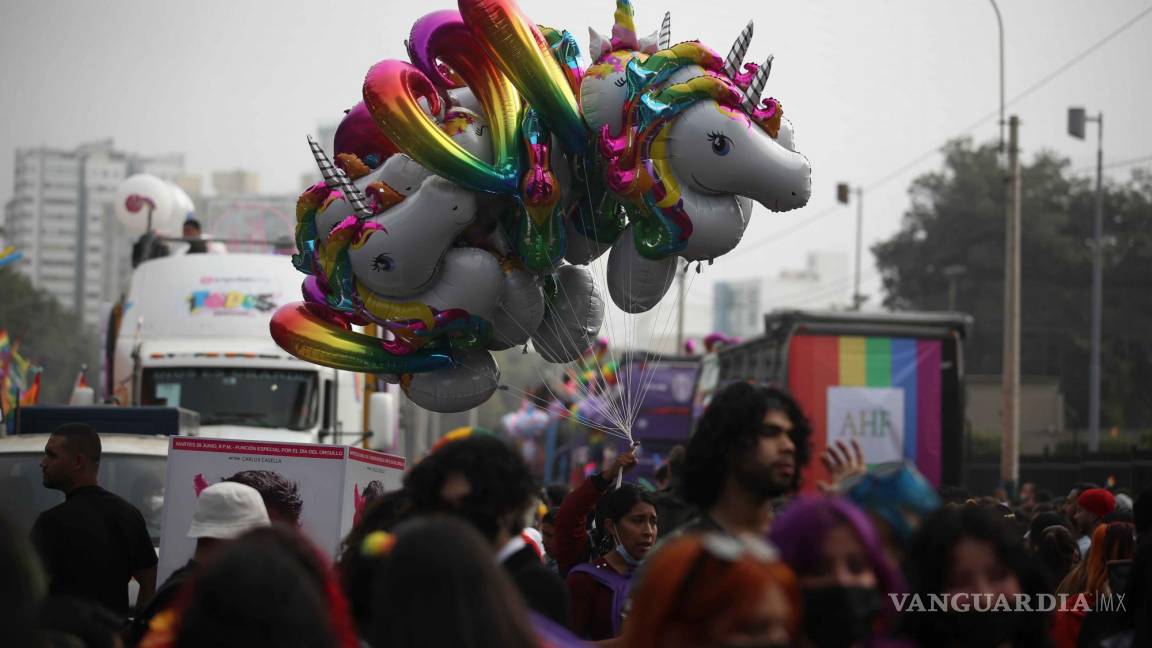 $!Miles de personas participan en la marcha del Orgulo LGBTIQ+ hoy, en las calles del centro de Lima, Perú.