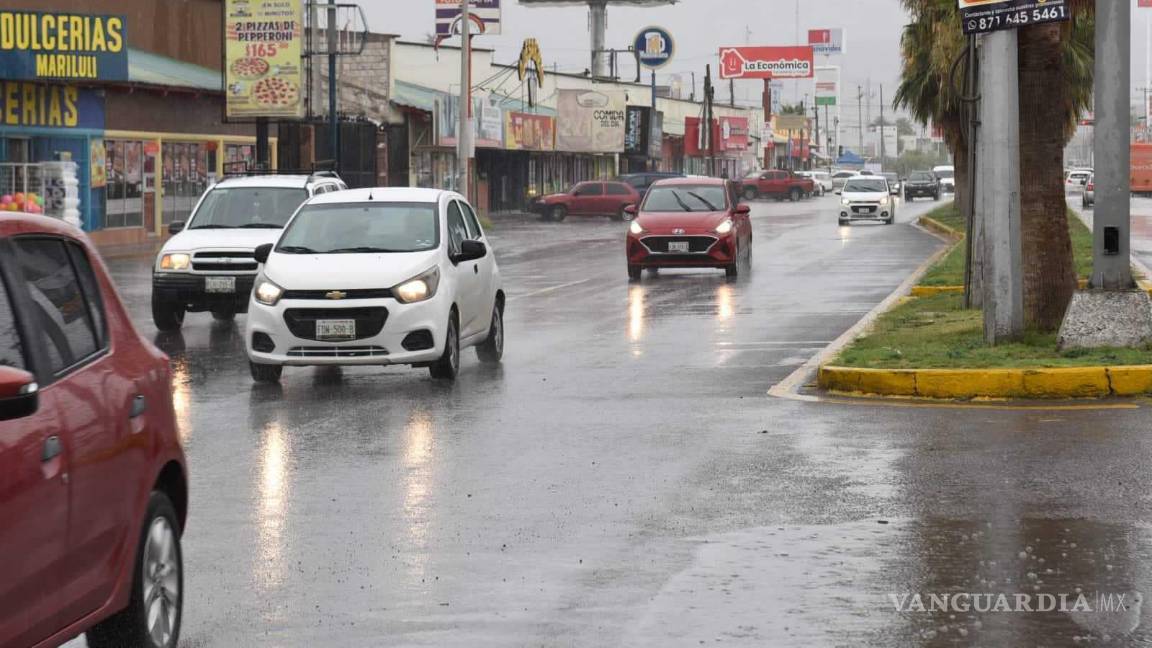 $!Personal del Sistema Municipal de Aguas y Saneamiento de Torreón (SIMAS), realiza labor de monitoreo para acudir a los sectores que lleguen a presentar un problema significativo.