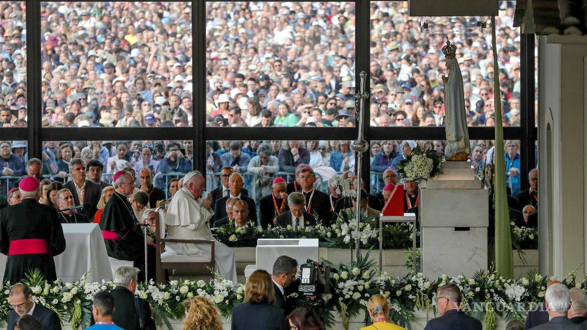 $!El Papa Francisco (c-i, de blanco) reza en la Capilla de las Apariciones en el Santuario de Nuestra Señora de Fátima, en Fátima, Ourem, Portugal.