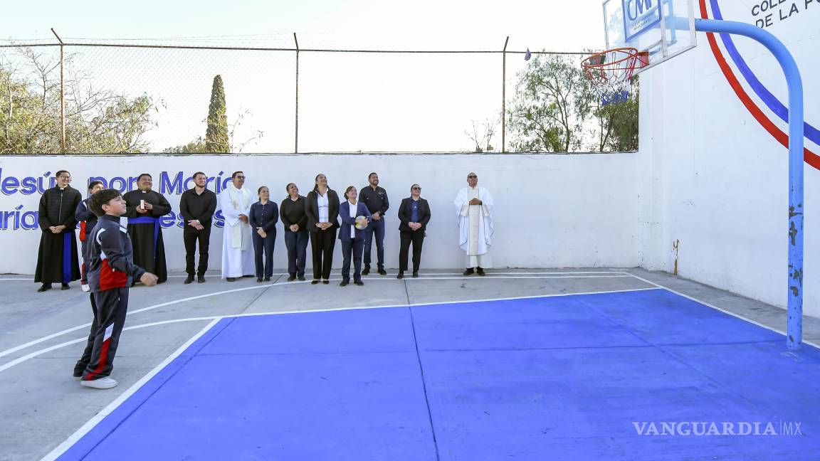 $!El alumno Nicolás, de 1B, realiza su lanzamiento de canasta.